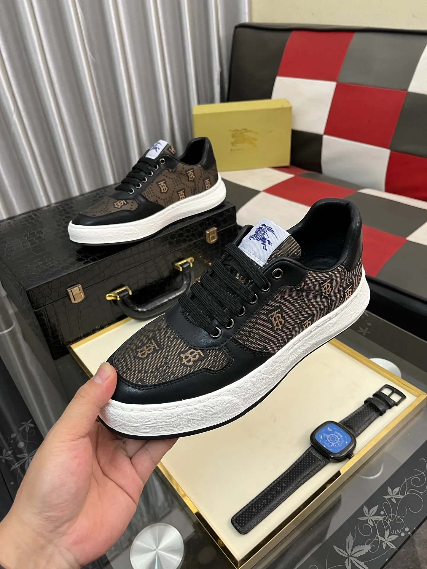 Men's Men's Shoes💰420⌚️⌚️Burberry---Size: 38-44 Burberry men's classic casual shoes! Imported silk cowhide combined with classic plaid fabric, fashionable and British style, imported calfskin lining, super soft and waxy, very comfortable on the feet! 2️⃣colors available